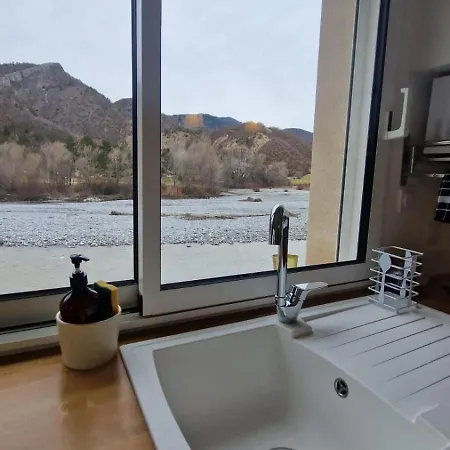 Au Bord De La Rivière *