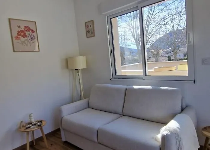 Au Bord De La Riviere *