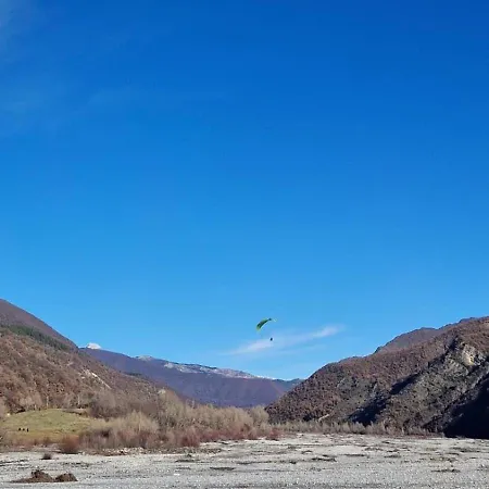 Au Bord De La Riviere *